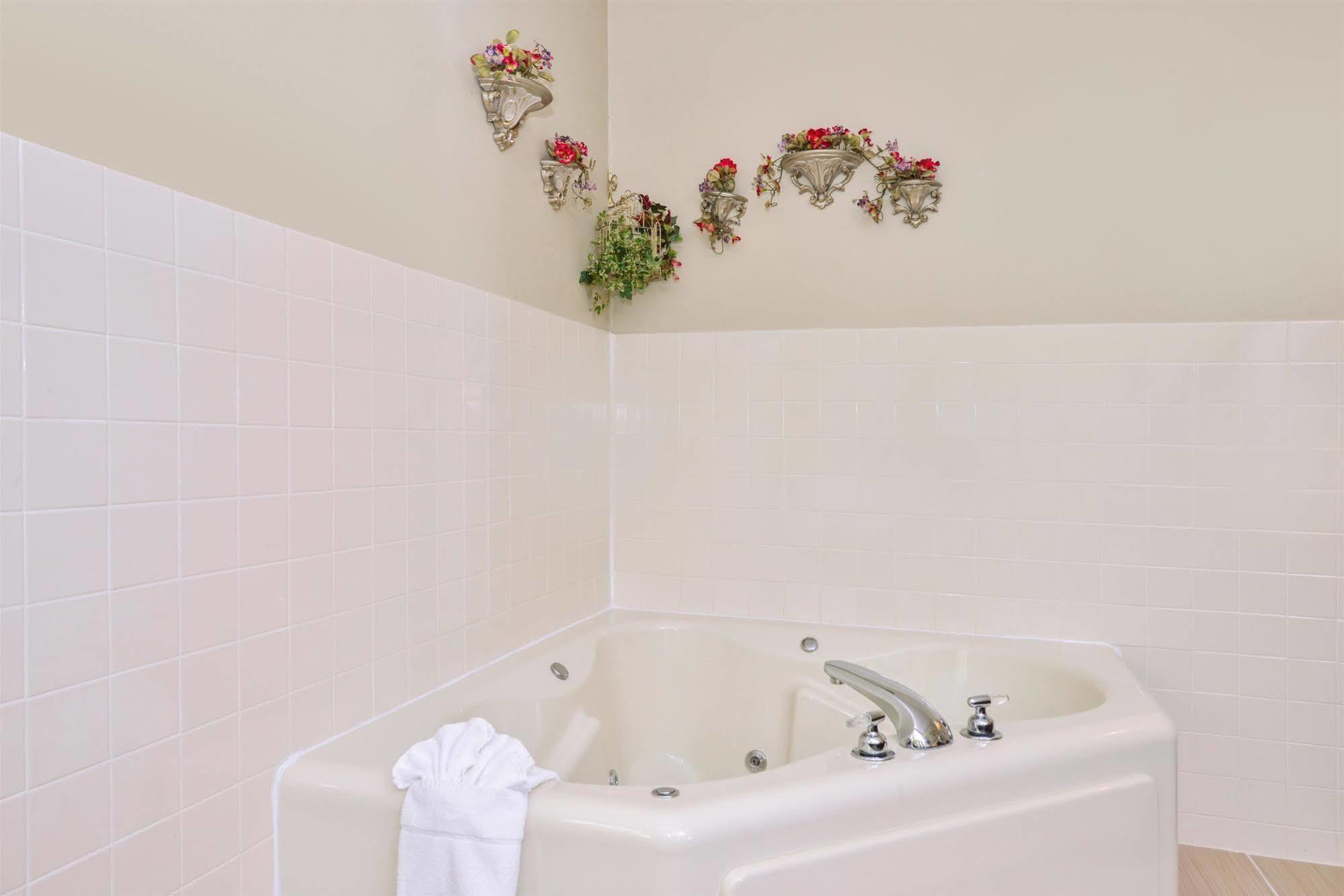 Regency Inn Geneseo Il I-80 Kültér fotó